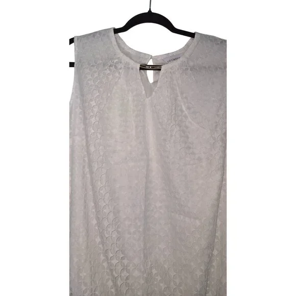 Sleeveless White Textured Blouse With Keyhole Back & Metal Accent By Liz Claibor - Picture 2 of 3